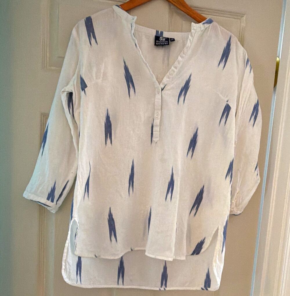 Madison Mathews Ikat Print Tunic Shirt Medium 100% Cotton Blue White V-Neck Boho